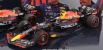 Minichamps Red bull F1 Set 2x Rb18 Team Oracle Red Bull Racing N 1 Víťaz Emilia Romagna Taliansko Gp Majster sveta 2022 Max Verstappen + N 11 2. Emilia Romagna Taliansko Gp 2022 Sergio Perez 1:43 Matná modrá žltá červená