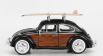 Motor-max Volkswagen Beetle so surfovacím prknom 1968 1:24 Black Wood