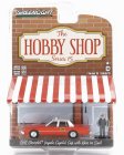 Greenlight Chevrolet Impala Capita Cab Taxi s mužom v obleku 1981 1:64 oranžová biela