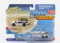 Johnny Lightning International Scout s prívesom a loďou 1979 1:64 biela čierna