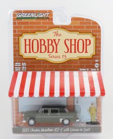 Greenlight Checker Marathon A12 s vodičom v obleku 1982 1:64 sivá