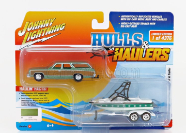 Johnny Lightning Chevrolet Caprice s prívesom a loďou 1973 1:64 Zelené drevo