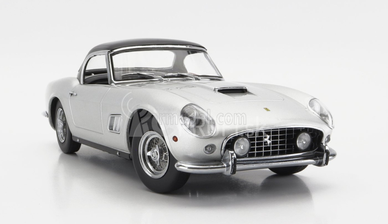 Ferrari 250gt California Spider s pevnou strechou 1960 v mierke 1:18 strieborná