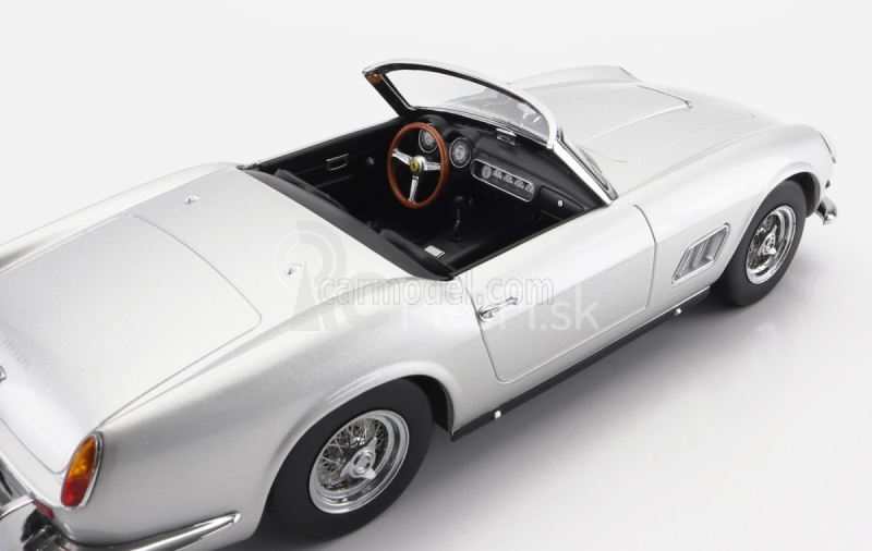 Ferrari 250gt California Spider s pevnou strechou 1960 v mierke 1:18 strieborná