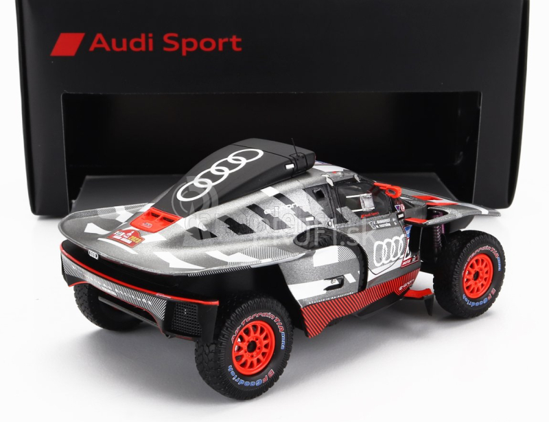 Iskrový model Audi Q E-tron Rs Tím Audi Sport N 221 Rally Dakar 2023 M Ekstrom - E Bergkvist 1:43 Sivá strieborná čierna