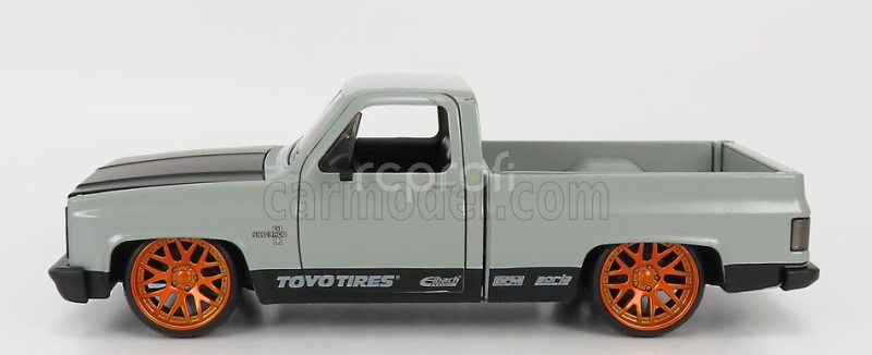 Jada Chevrolet C-10 Pick-up pneumatiky Toyo 1985 1:24 matná sivá čierna