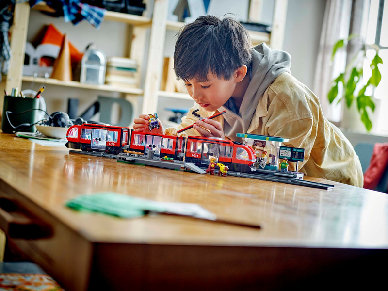 LEGO City - zastávka električky a autobusu v centre mesta