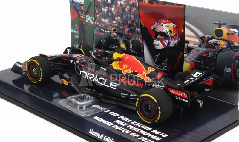 Minichamps Red bull F1 Rb18 Team Oracle Red Bull Racing N 1 Víťaz majstrovstiev sveta Zandvoort Dutch GP 2022 s vlajkou a postavou Maxa Verstappena 1:43 Matná modrá žltá červená