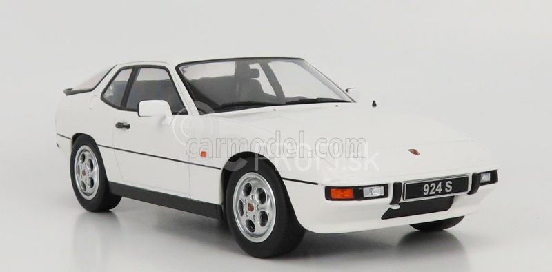 Porsche 924s Coupe 1986 v mierke 1:18 biela