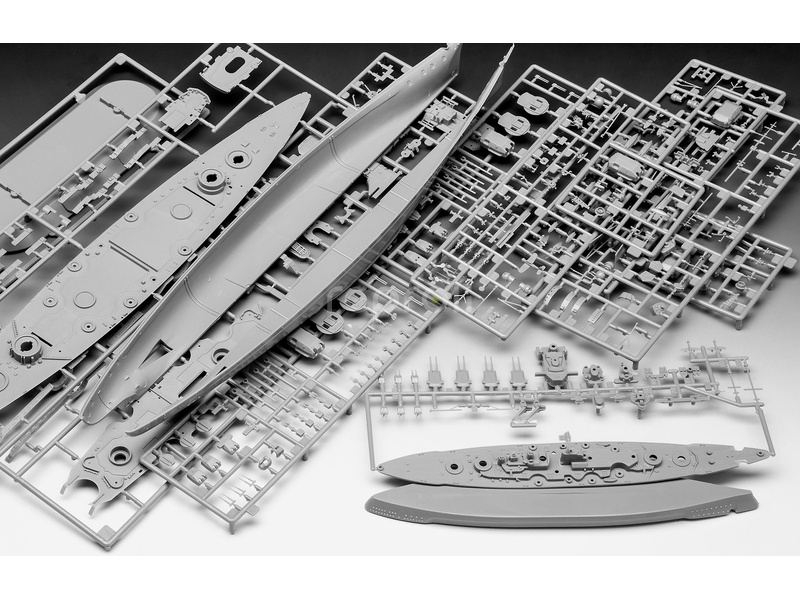 Revell The Legendary Bismarck (1:700 + 1:1200) (darčeková súprava)