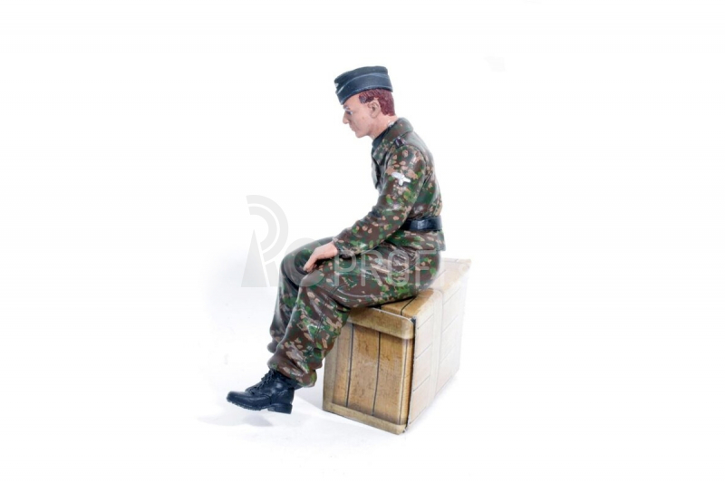 Ručne maľovaná figúrka sediaceho nemeckého tankistu z 2. svetovej vojny v mierke 1/16
