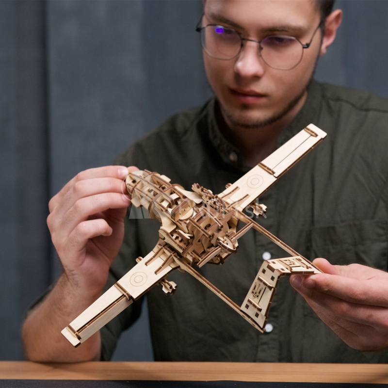 Ugears 3D drevené mechanické puzzle Bojový dron Bayraktar TB2