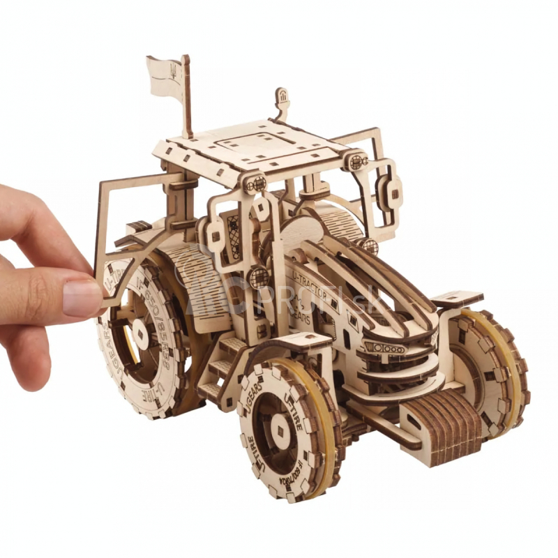 Ugears 3D drevené mechanické puzzle Traktor vyhráva