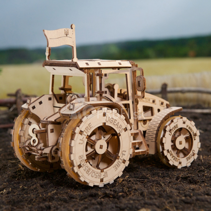 Ugears 3D drevené mechanické puzzle Traktor vyhráva