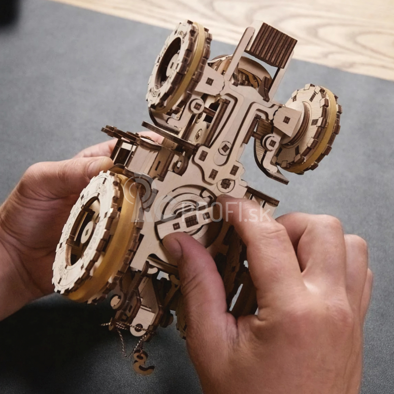 Ugears 3D drevené mechanické puzzle Traktor vyhráva