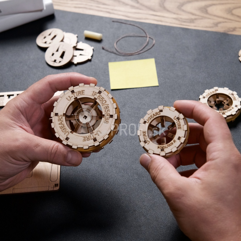 Ugears 3D drevené mechanické puzzle Traktor vyhráva