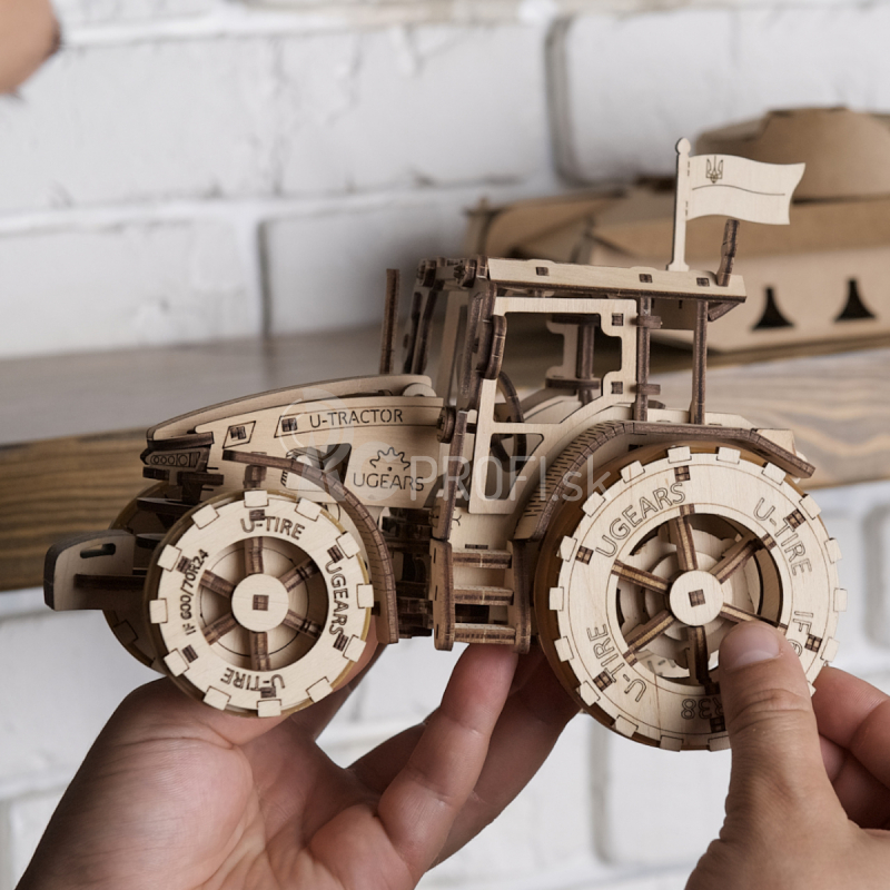 Ugears 3D drevené mechanické puzzle Traktor vyhráva