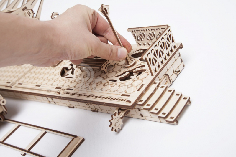 Ugears 3D drevené mechanické puzzle železničná plošina