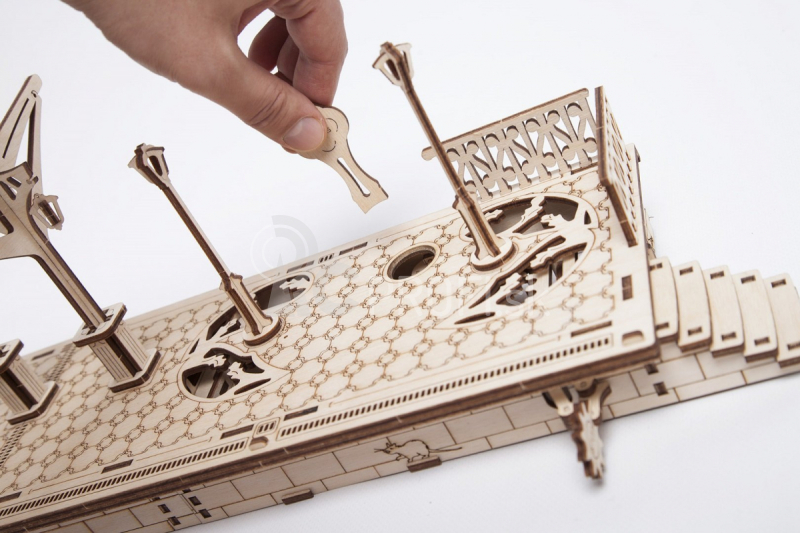 Ugears 3D drevené mechanické puzzle železničná plošina