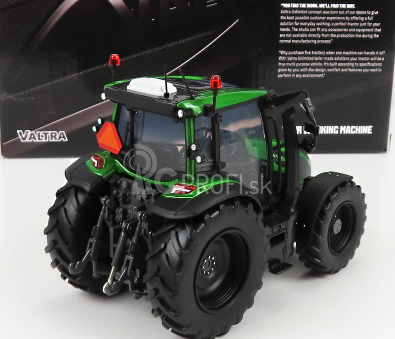 Universal hobbies Valtra G135 Traktor 2017 1:32 Zelená s čiernou